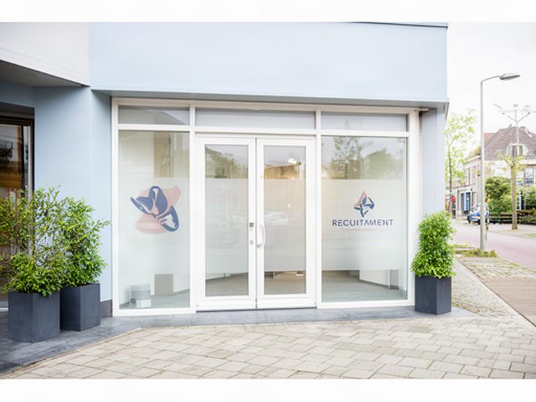 Heldere entree van een recruitmentkantoor aan de Burgemeester Kasteleinweg in Aalsmeer